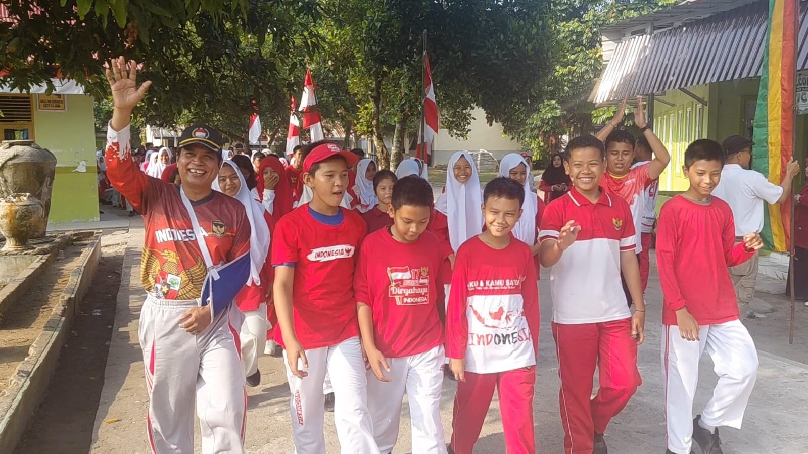 Semarak HUT ke-81 Kemerdekaan RI, SMP Negeri 1 Kepenuhan Hulu Gelar Senam dan Jalan Santai